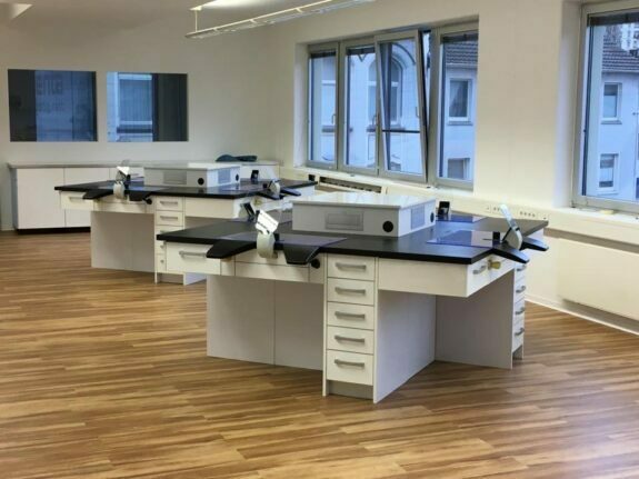 4 ARBEITSPLATZ TECHNIKTISCH LABOR EINRICHTUNG | 71381