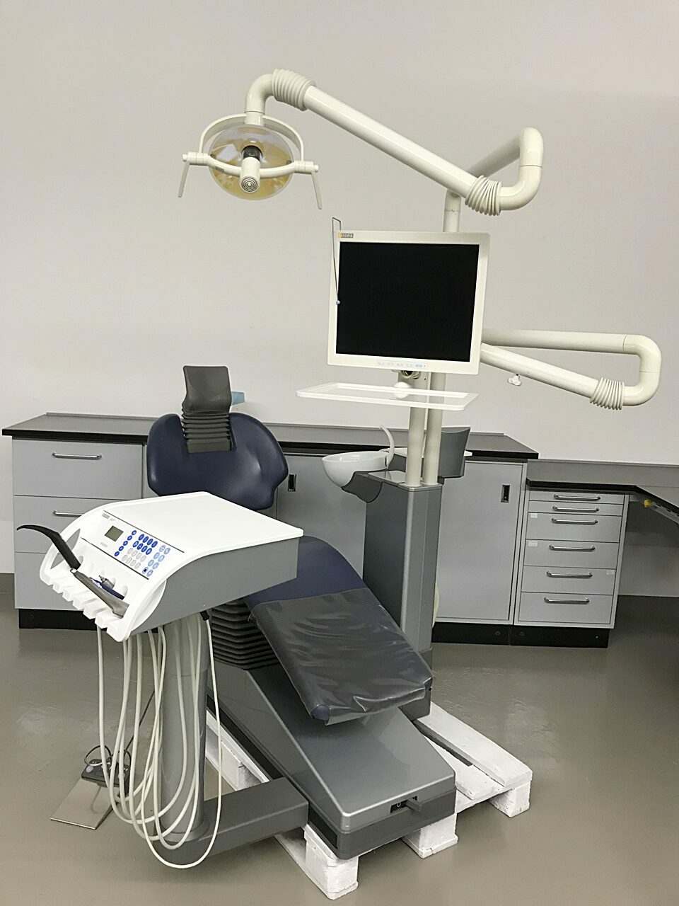 Sirona M1+ Plus Behandlungseinheit gebraucht mit Trockenabsaugung Multimedia Intraoralkamera | 75878