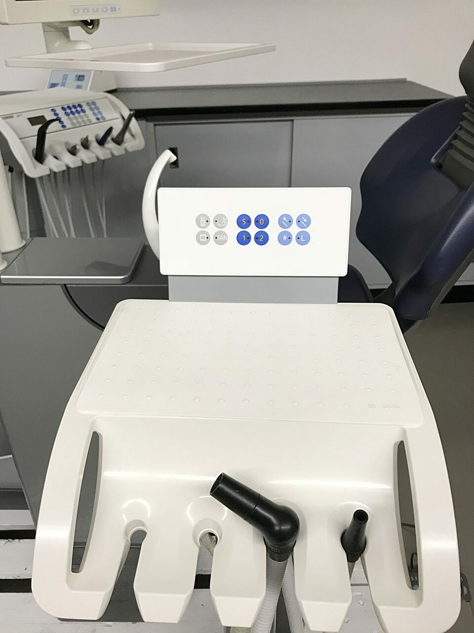 Sirona M1+ Plus Behandlungseinheit gebraucht mit Trockenabsaugung Multimedia Intraoralkamera | 75881
