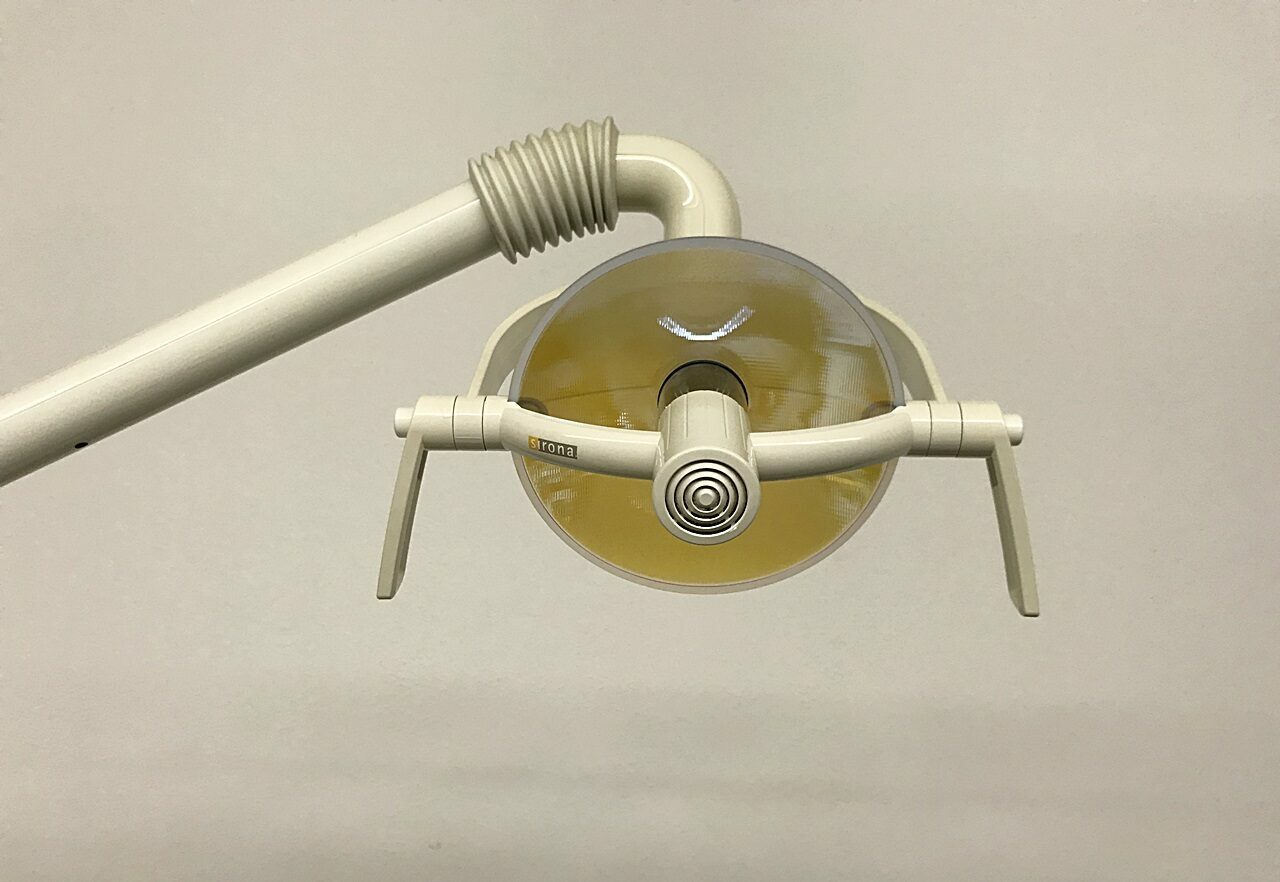 Sirona M1+ Plus Behandlungseinheit gebraucht mit Trockenabsaugung Multimedia Intraoralkamera | 75883