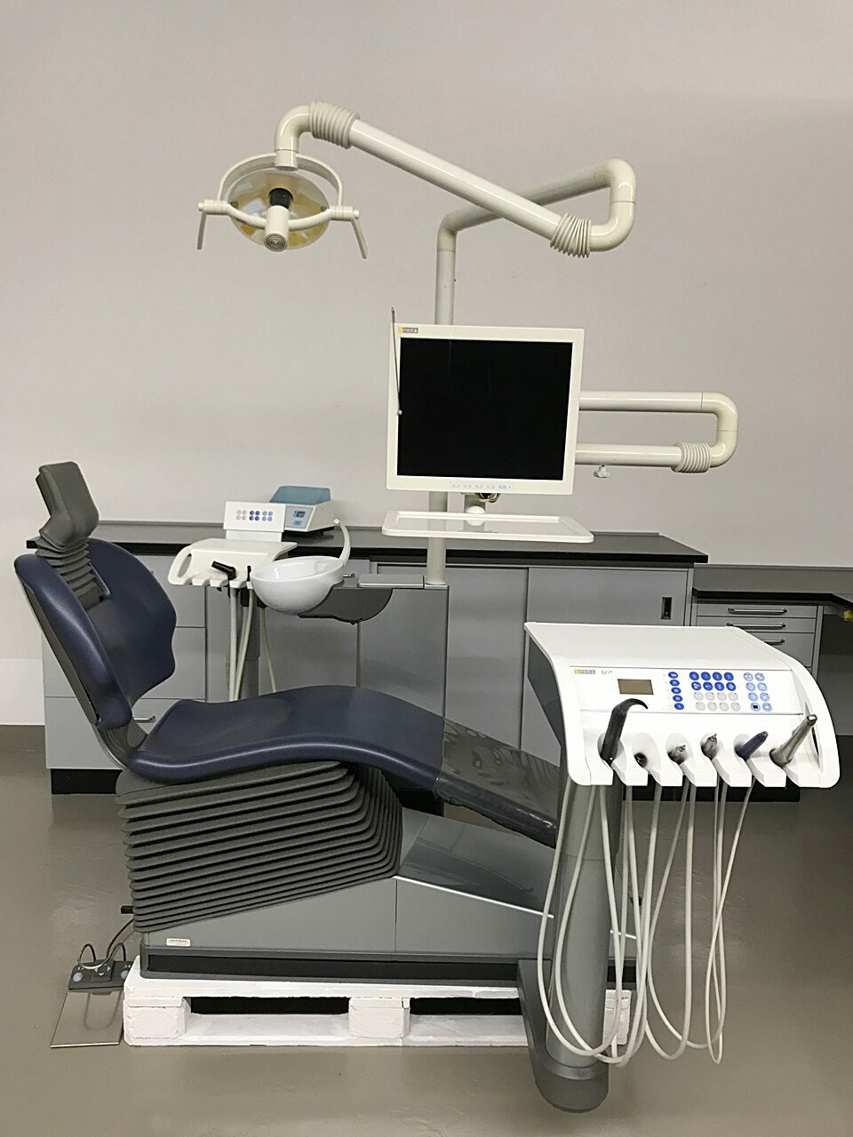 Sirona M1+ Plus Behandlungseinheit gebraucht mit Trockenabsaugung Multimedia Intraoralkamera | 75875