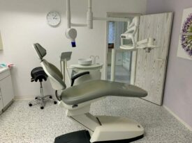 Ultradent U3000 Behandlungscart mit UP 2020 Behandlungsstuhl Ultradent U3000 Behandlungscart mit UP 2020 Behandlungsstuhl