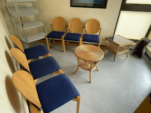 Komplettes Wartezimmer mit 6 Stühlen und zwei Rattan-Tischen | 166379