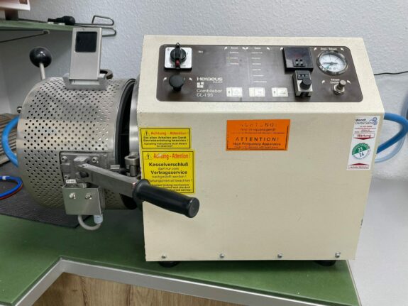 Heraeus Kulzer – Combilabor CL-I95 – Induktiv beheiztes Vakuum-Druck-Gießgerät inklusive Pumpe, Druckreservoir und Tiegelzubehör | 184170