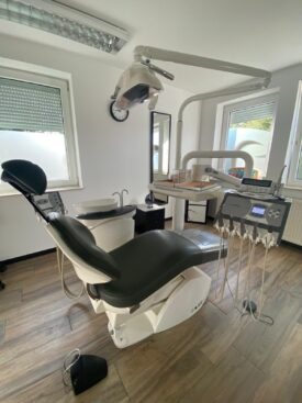 Ultradent Kompaktplatz U 1302 mit Patientenstuhl UD 2015 Bj.2016 Ultradent Kompaktplatz U 1302 mit Patientenstuhl UD 2015 Bj.2016