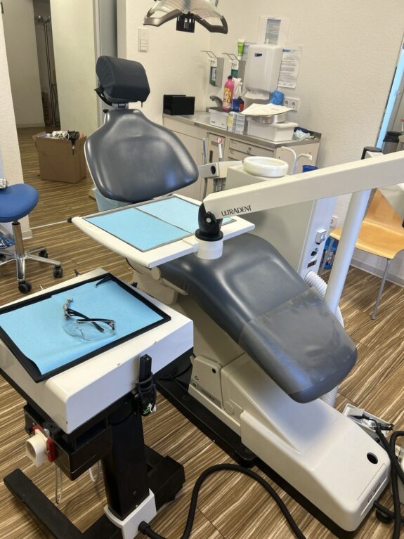 Ultradent Behandlungseinheit U4000 m. Cart u. inkl. OP Licht | 318190