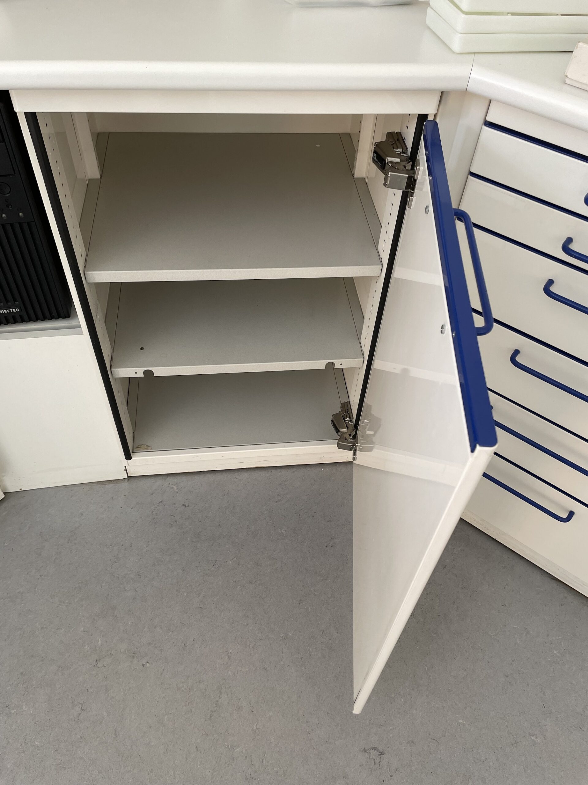 Praxiszeile-Stahl-Behandlungsschränke – Preis gilt JE Schrank | 321809 Praxiszeile-Stahl-Behandlungsschränke – Preis gilt JE Schrank | 321809