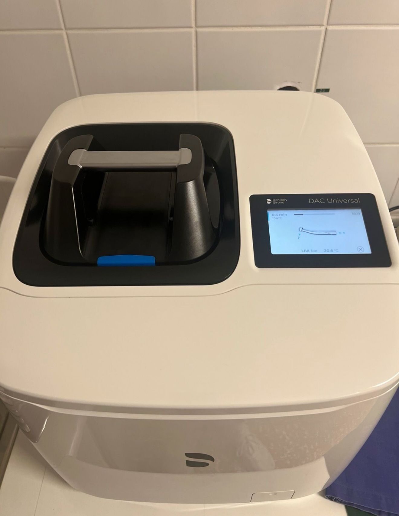 Dentsply Sirona DAC Universal Kombi Pflegegerät Dental reprocessing device 2019 | 323182 Dentsply Sirona DAC Universal Kombi Pflegegerät Dental reprocessing device 2019 | 323182