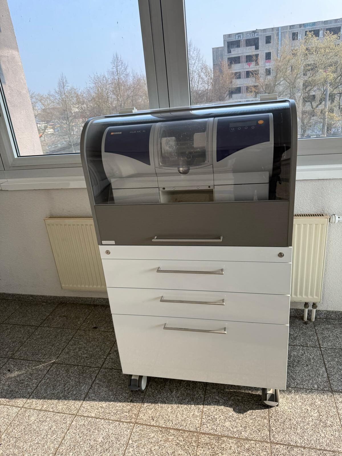 Freuding CAD CAM Geräteschrank auf Rollen für Sirona Cerec MC XL-Schleifeinheit | 323166 Freuding CAD CAM Geräteschrank auf Rollen für Sirona Cerec MC XL-Schleifeinheit | 323166