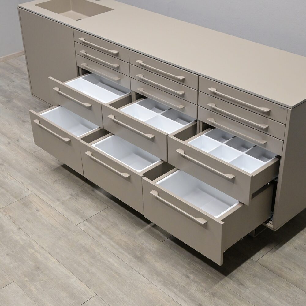 Edarredo E03 Monocolore comp 01 – 4er Behandlungszeile / Schrankzeile aus Stahl (Ausstellungsstück) | 325501 Edarredo E03 Monocolore comp 01 – 4er Behandlungszeile / Schrankzeile aus Stahl (Ausstellungsstück) | 325501