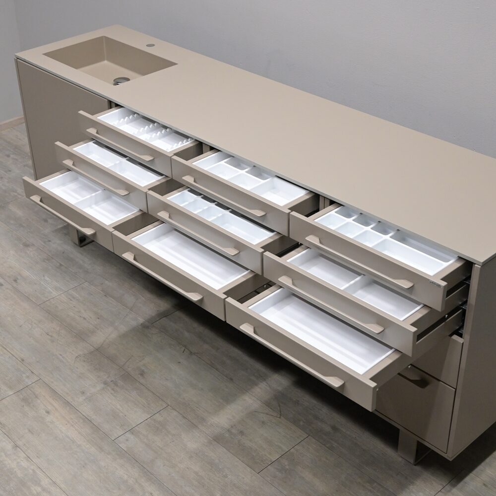 Edarredo E03 Monocolore comp 01 – 4er Behandlungszeile / Schrankzeile aus Stahl (Ausstellungsstück) | 325502 Edarredo E03 Monocolore comp 01 – 4er Behandlungszeile / Schrankzeile aus Stahl (Ausstellungsstück) | 325502