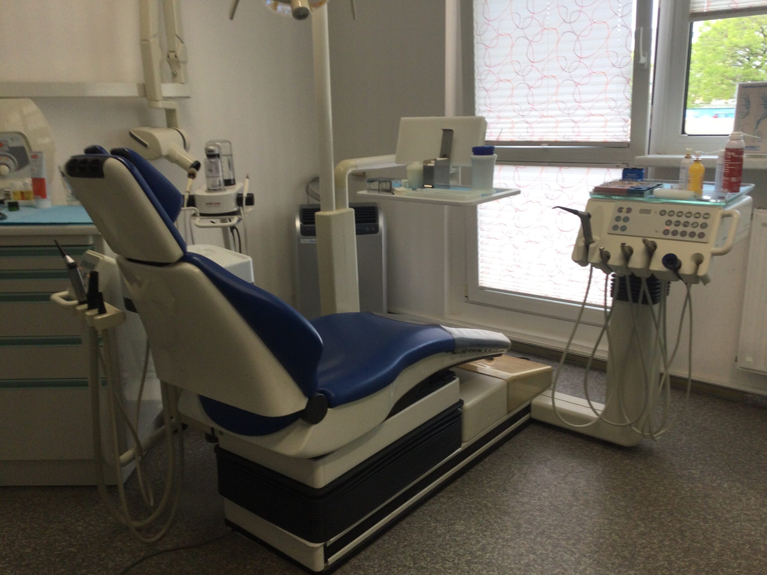 Verkauf einer zahnärztlichen Behandlungseinheit Sirona M 1 mit Ultraschall-Handstück | 324740 Verkauf einer zahnärztlichen Behandlungseinheit Sirona M 1 mit Ultraschall-Handstück | 324740