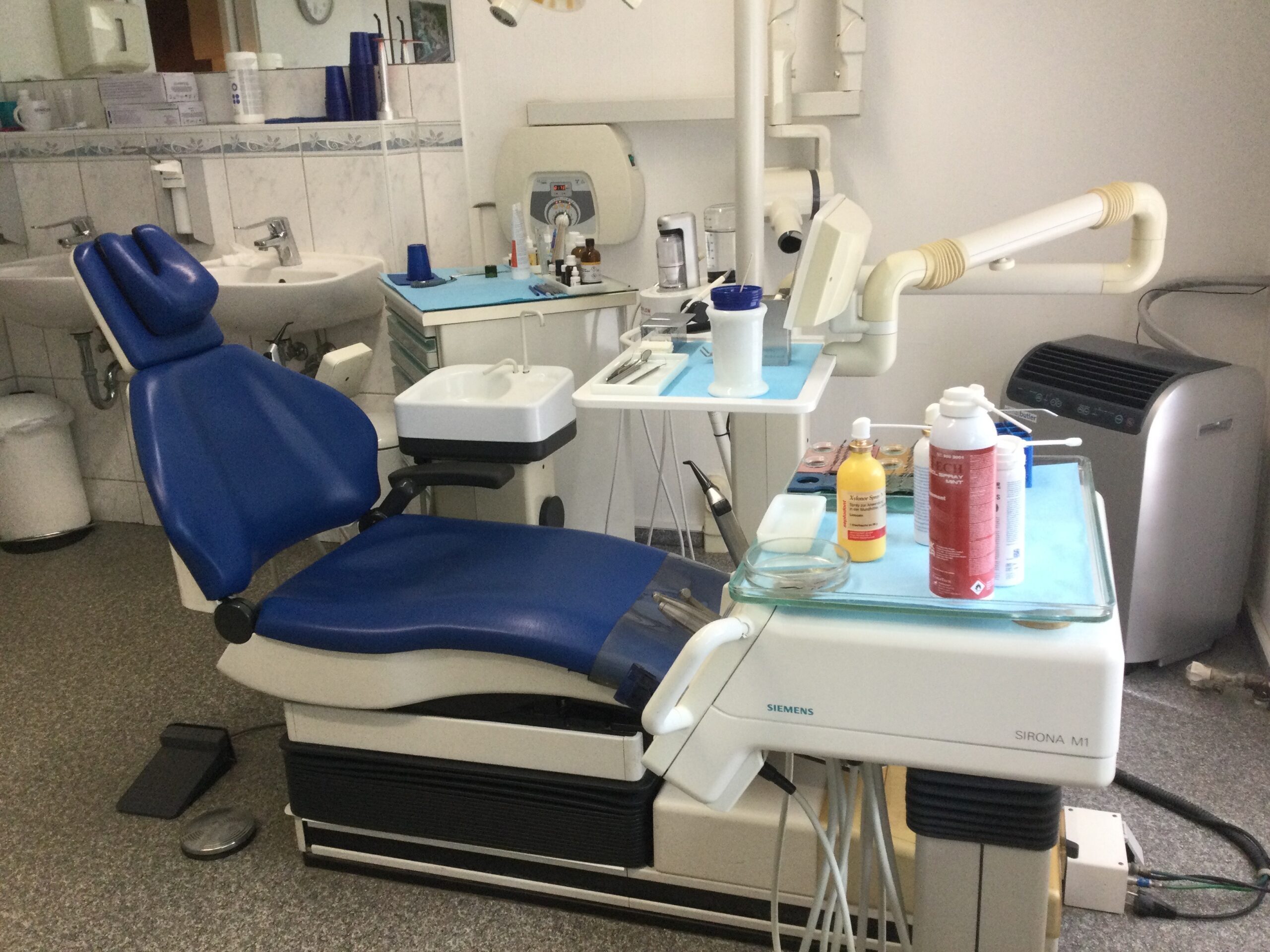Verkauf einer zahnärztlichen Behandlungseinheit Sirona M 1 mit Ultraschall-Handstück | 324741 Verkauf einer zahnärztlichen Behandlungseinheit Sirona M 1 mit Ultraschall-Handstück | 324741