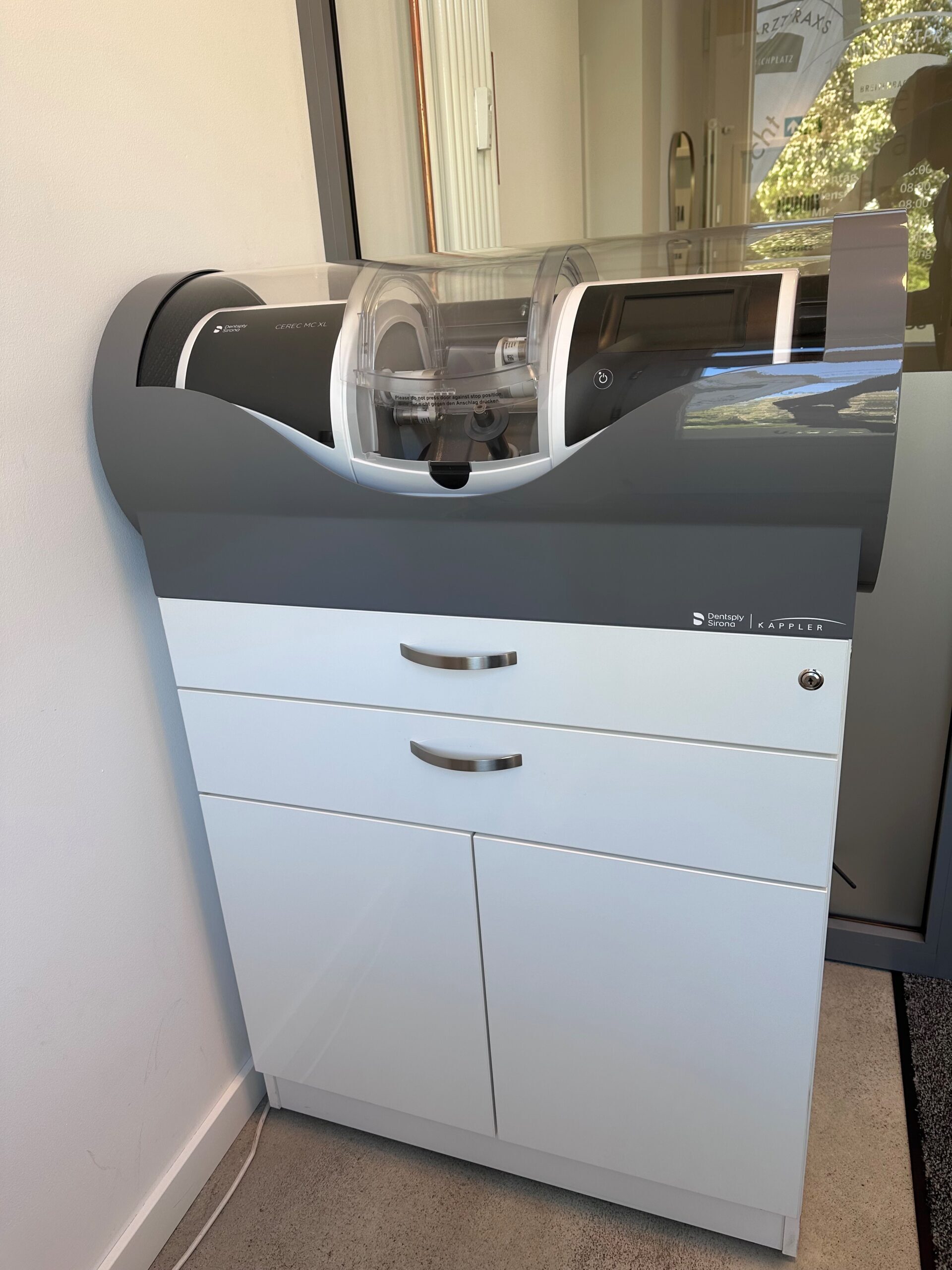 Dentsply Sirona Cerec MC XL Schleifeinheit inkl. Abasaugung und Cerec Station von Kappler MED+ORG | 324240 Dentsply Sirona Cerec MC XL Schleifeinheit inkl. Abasaugung und Cerec Station von Kappler MED+ORG | 324240