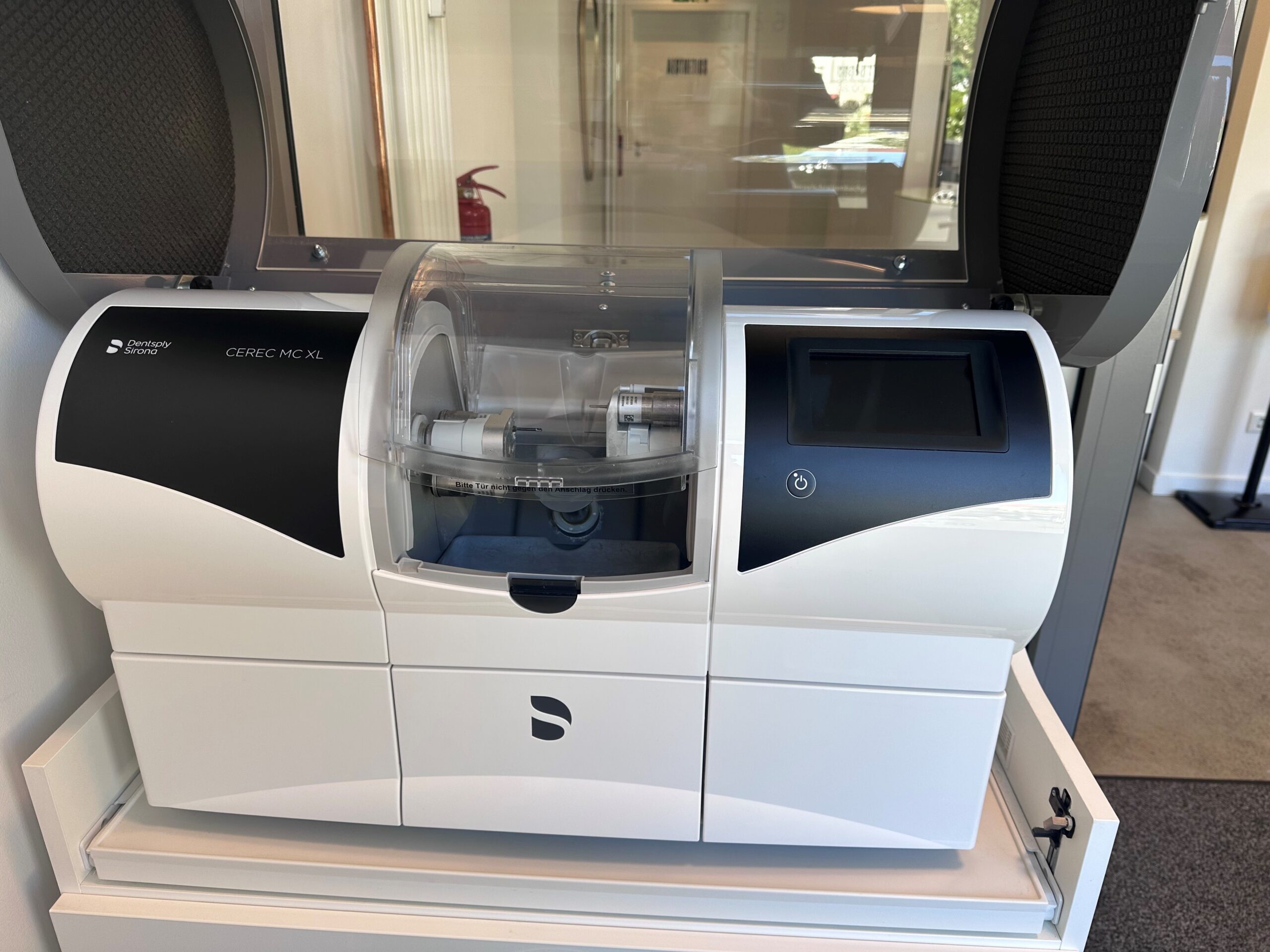 Dentsply Sirona Cerec MC XL Schleifeinheit inkl. Abasaugung und Cerec Station von Kappler MED+ORG | 324239 Dentsply Sirona Cerec MC XL Schleifeinheit inkl. Abasaugung und Cerec Station von Kappler MED+ORG | 324239
