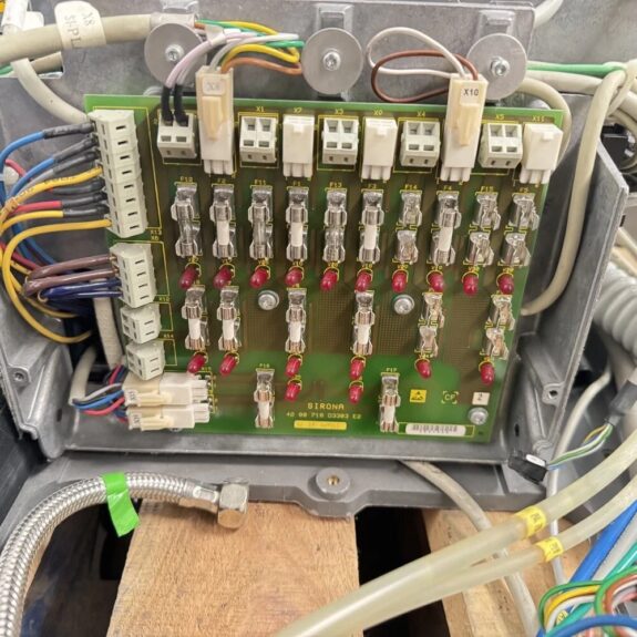 Sirona C2+ C3+ C4+ C5+ Sicherungsplatine Artikelnummer 4200718 D3303 | 324965