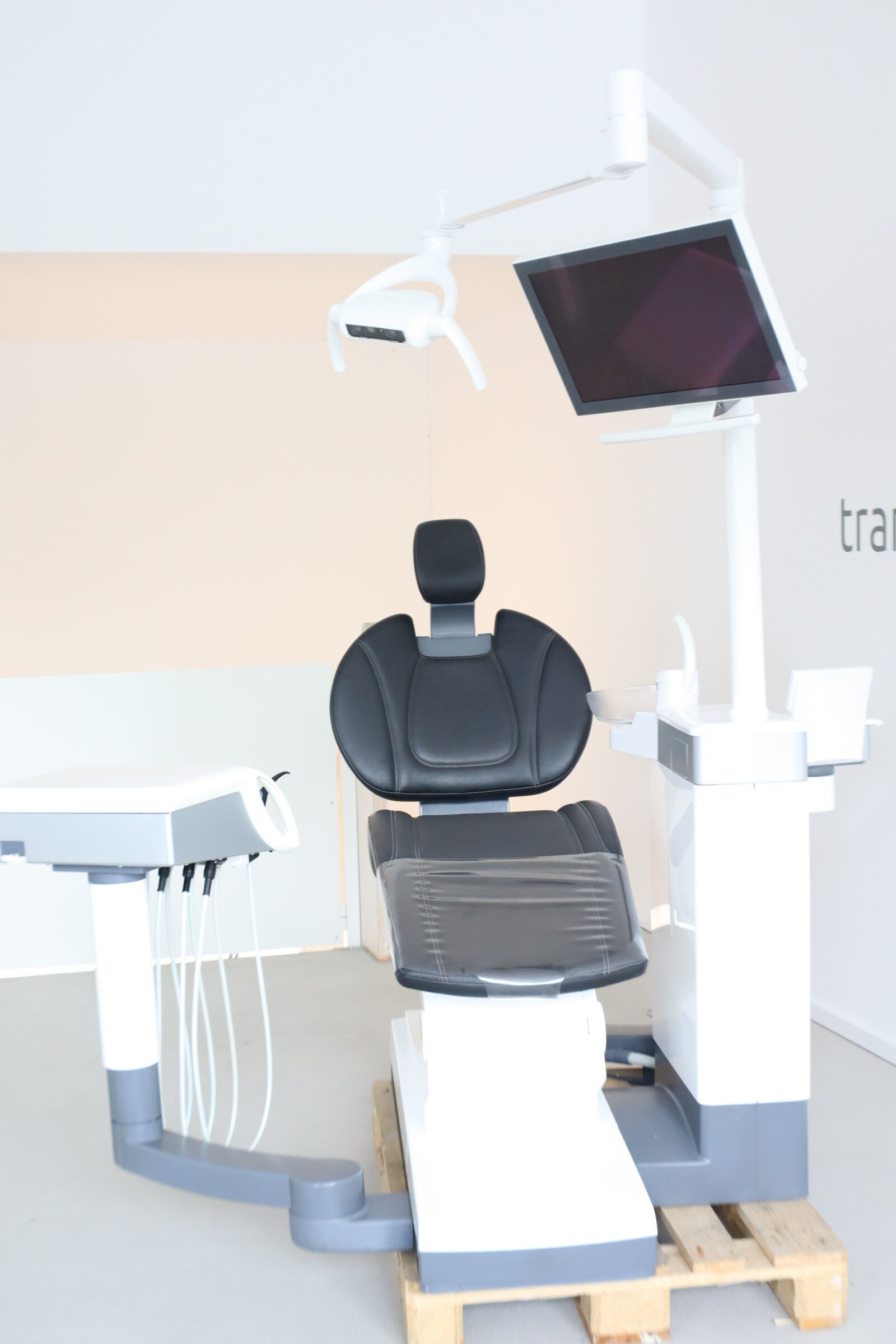 Sirona Teneo Behandlungseinheit BJ 2015 – überholt | 327833 Sirona Teneo Behandlungseinheit BJ 2015 – überholt | 327833