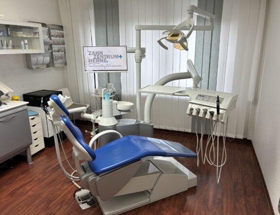 Gut erhaltene und jährlich gewartete (Depot: Henry Schein) Behandlungseinheit von KAVO (1065 Estetica). | 326842
