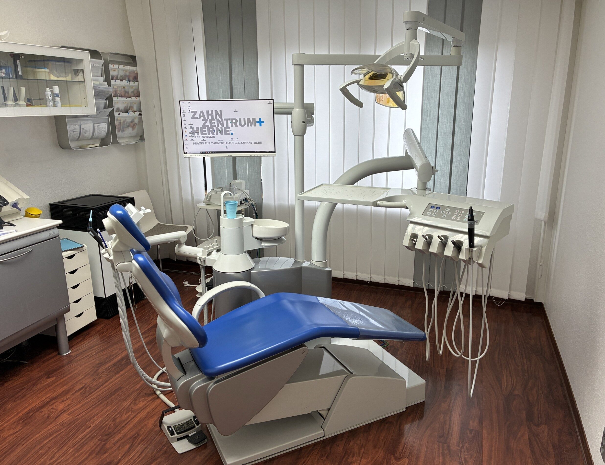 Gut erhaltene und jährlich gewartete (Depot: Henry Schein) Behandlungseinheit von KAVO (1065 Estetica). | 326842 Gut erhaltene und jährlich gewartete (Depot: Henry Schein) Behandlungseinheit von KAVO (1065 Estetica). | 326842