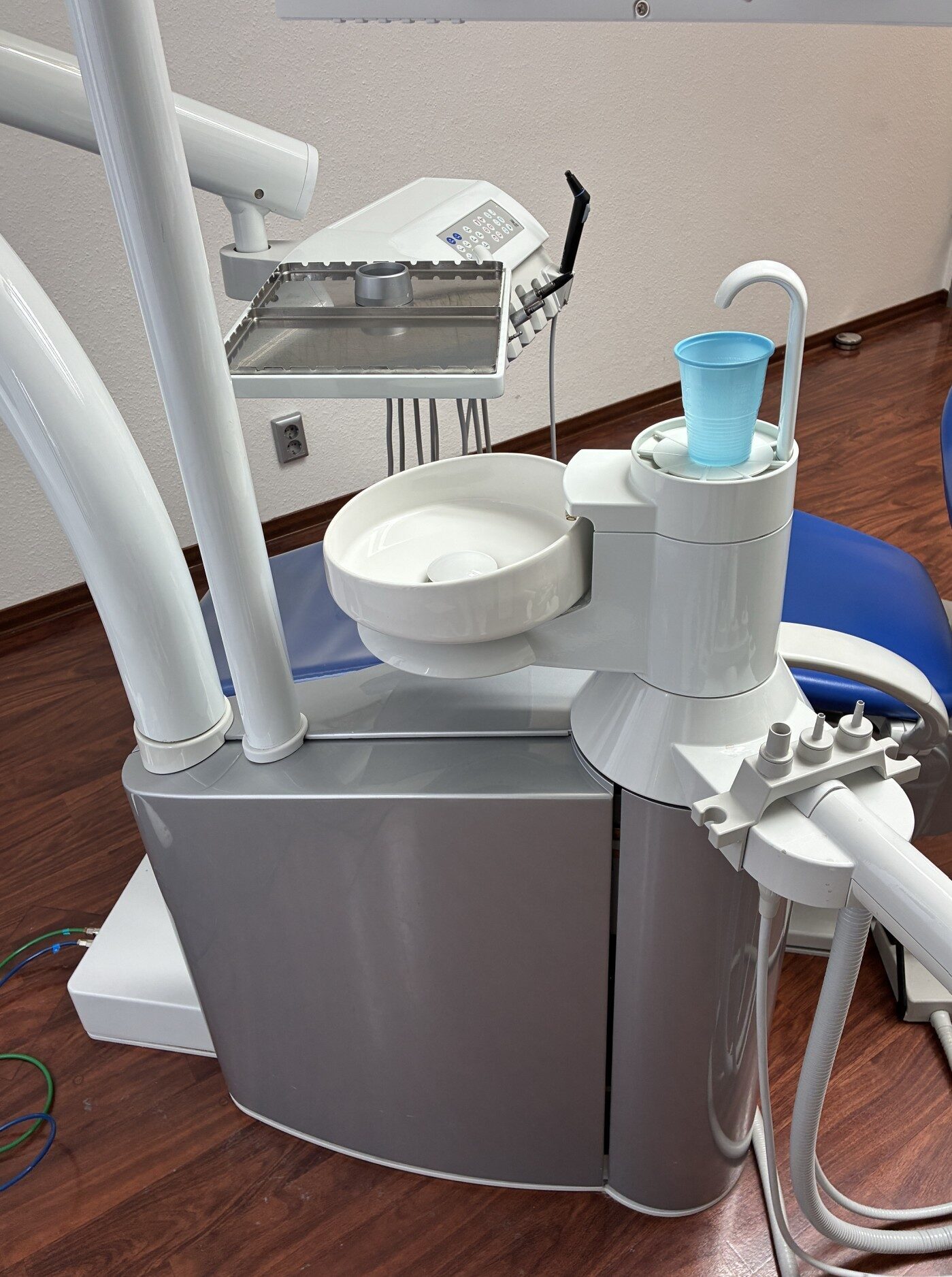 Gut erhaltene und jährlich gewartete (Depot: Henry Schein) Behandlungseinheit von KAVO (1065 Estetica). | 326843 Gut erhaltene und jährlich gewartete (Depot: Henry Schein) Behandlungseinheit von KAVO (1065 Estetica). | 326843