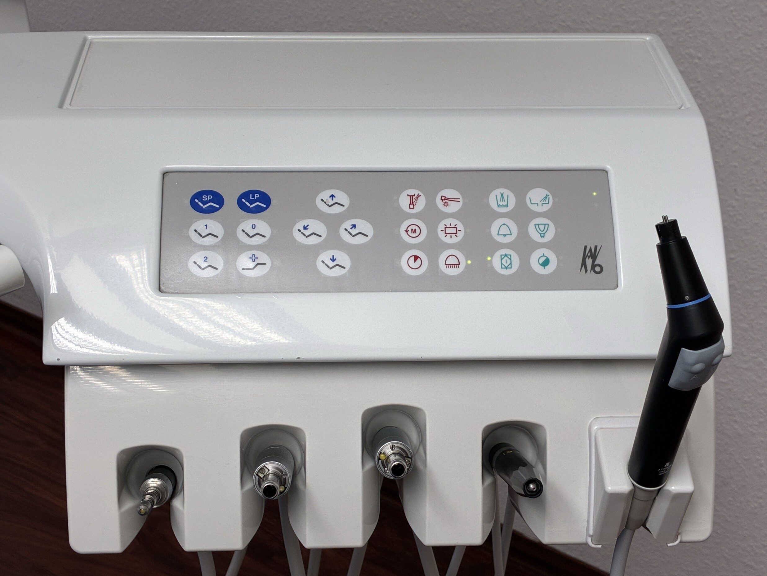 Gut erhaltene und jährlich gewartete (Depot: Henry Schein) Behandlungseinheit von KAVO (1065 Estetica). | 326846 Gut erhaltene und jährlich gewartete (Depot: Henry Schein) Behandlungseinheit von KAVO (1065 Estetica). | 326846