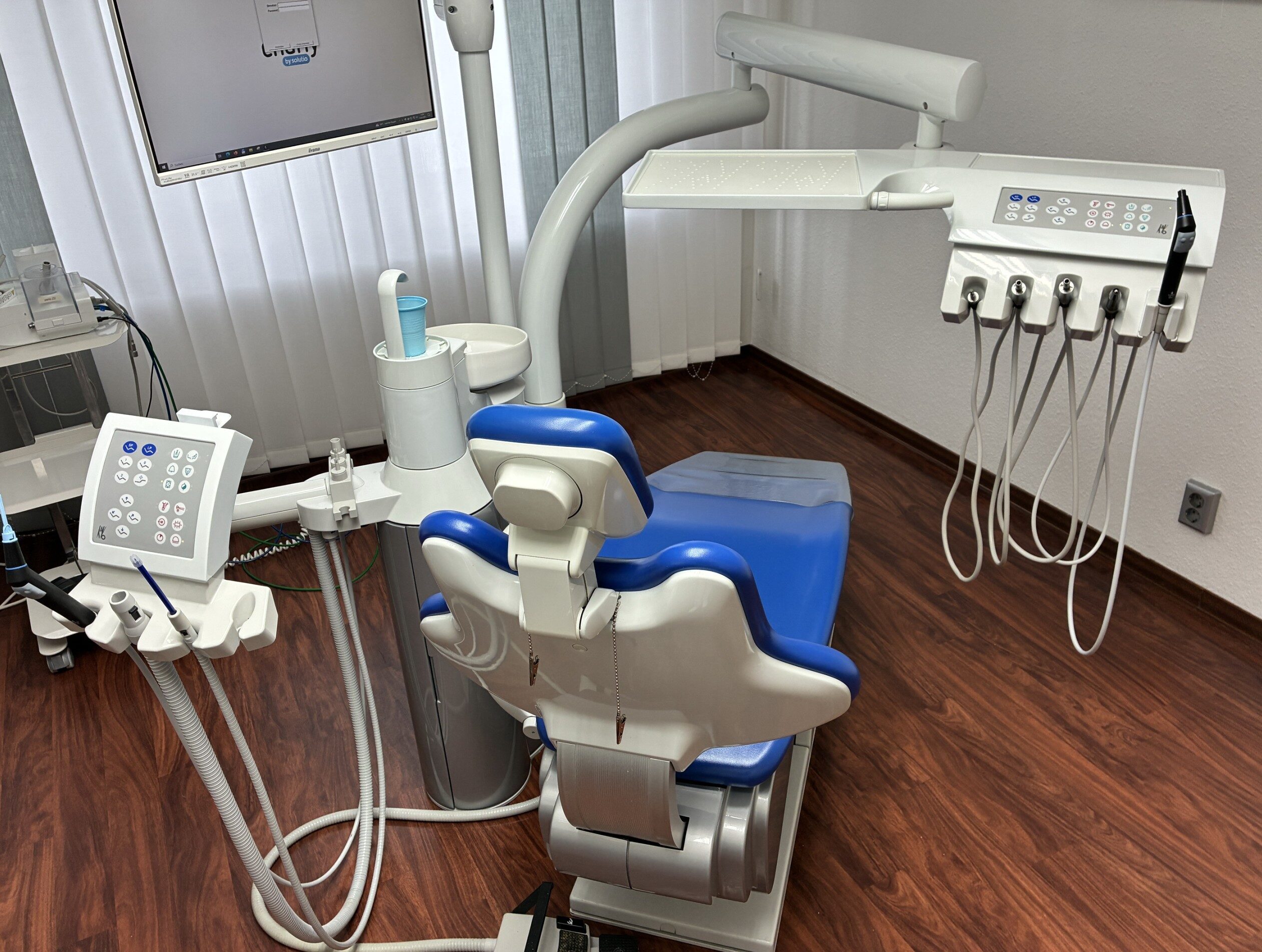 Gut erhaltene und jährlich gewartete (Depot: Henry Schein) Behandlungseinheit von KAVO (1065 Estetica). | 326847 Gut erhaltene und jährlich gewartete (Depot: Henry Schein) Behandlungseinheit von KAVO (1065 Estetica). | 326847