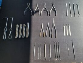 Chirurgische Instrumente (Aesculap, Hu-Friedy, Henry Schein, Inox, H.Zepf, Deve u.a.) Chirurgische Instrumente (Aesculap, Hu-Friedy, Henry Schein, Inox, H.Zepf, Deve u.a.)