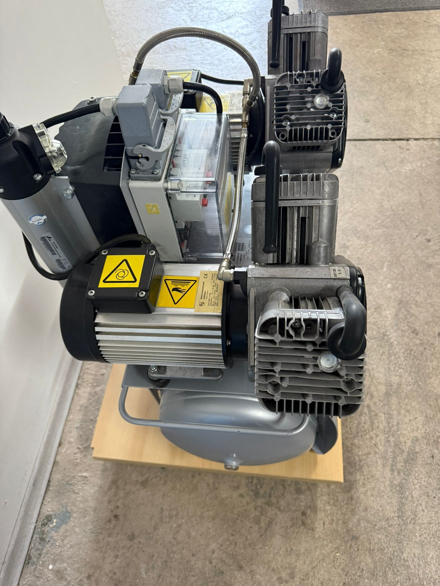 Dürr Dental Silver Airline DUO-TANDEM Kompressor Typ 4152-51 Membran Trocknung | 329850 Dürr Dental Silver Airline DUO-TANDEM Kompressor Typ 4152-51 Membran Trocknung | 329850