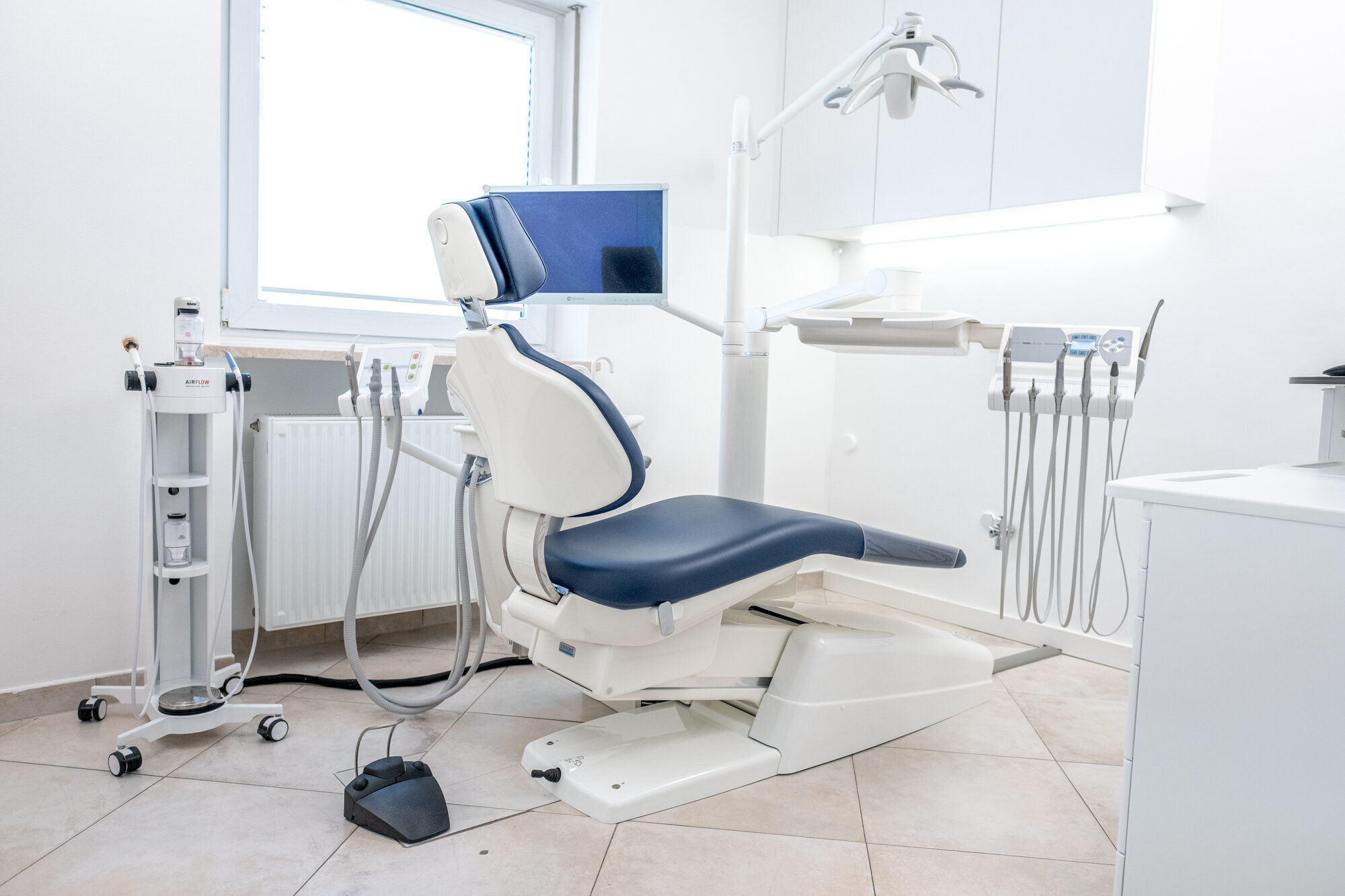 Zahnarztstuhl (Behandlungseinheit) ULTRADENT Typ UP 2020 aus dem Jahr 2018 mit Multimediapaket (zertifizierter neovo Bildschirm und neue intraorale Kamera von Acteon) und zwei Arbeitssessel | 329024 Zahnarztstuhl (Behandlungseinheit) ULTRADENT Typ UP 2020 aus dem Jahr 2018 mit Multimediapaket (zertifizierter neovo Bildschirm und neue intraorale Kamera von Acteon) und zwei Arbeitssessel | 329024
