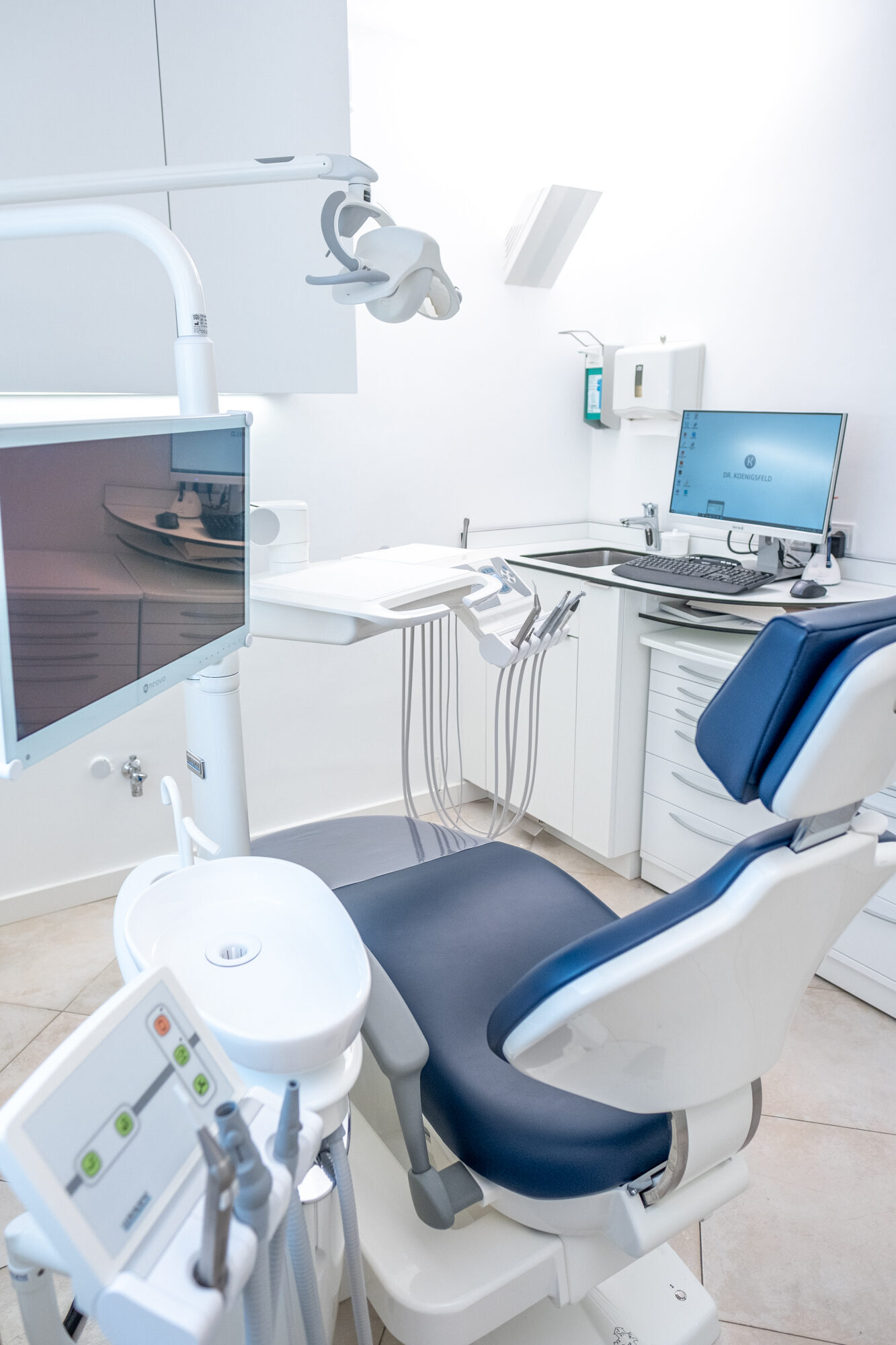 Zahnarztstuhl (Behandlungseinheit) ULTRADENT Typ UP 2020 aus dem Jahr 2018 mit Multimediapaket (zertifizierter neovo Bildschirm und neue intraorale Kamera von Acteon) und zwei Arbeitssessel | 329025 Zahnarztstuhl (Behandlungseinheit) ULTRADENT Typ UP 2020 aus dem Jahr 2018 mit Multimediapaket (zertifizierter neovo Bildschirm und neue intraorale Kamera von Acteon) und zwei Arbeitssessel | 329025