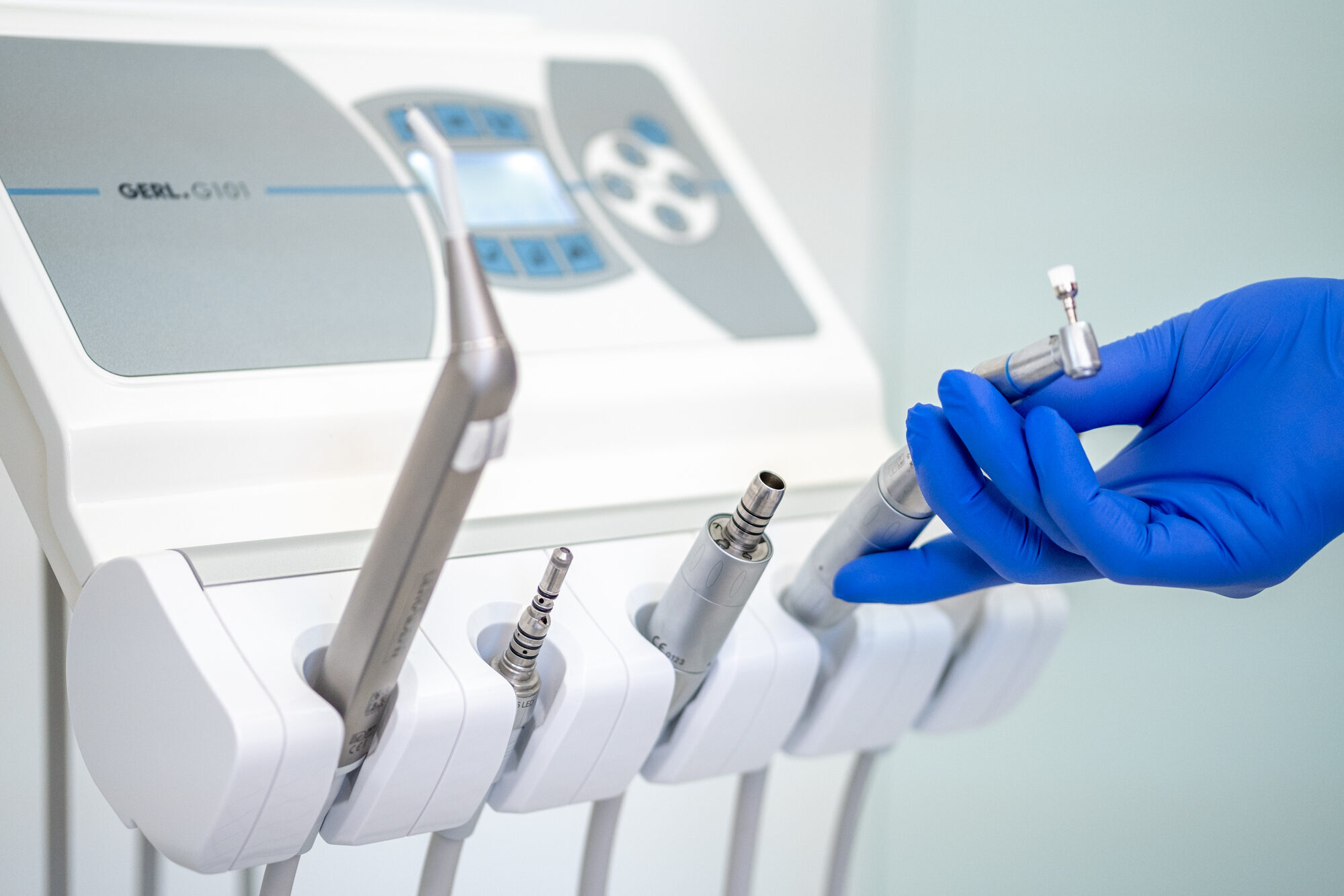 Zahnarztstuhl (Behandlungseinheit) ULTRADENT Typ UP 2020 aus dem Jahr 2018 mit Multimediapaket (zertifizierter neovo Bildschirm und neue intraorale Kamera von Acteon) und zwei Arbeitssessel | 329026 Zahnarztstuhl (Behandlungseinheit) ULTRADENT Typ UP 2020 aus dem Jahr 2018 mit Multimediapaket (zertifizierter neovo Bildschirm und neue intraorale Kamera von Acteon) und zwei Arbeitssessel | 329026