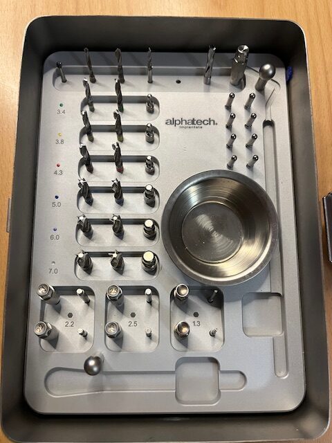 OP-Tray für Alphatech Tube-Line Implantate , 3,4 – 3,8 – 4,3 – 5,0 – 6,0 – 7,0mm ohne Universalratsche | 328963 OP-Tray für Alphatech Tube-Line Implantate , 3,4 – 3,8 – 4,3 – 5,0 – 6,0 – 7,0mm ohne Universalratsche | 328963