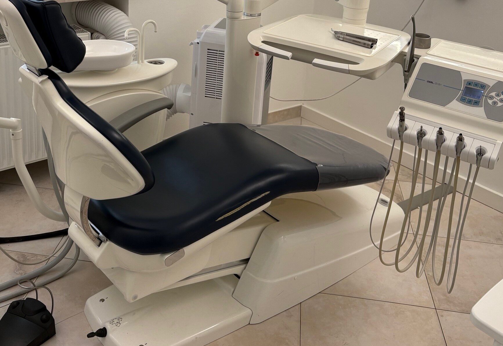 Zahnarztstuhl (Behandlungseinheit) ULTRADENT Typ UP 2020 aus dem Jahr 2018 mit Multimediapaket (zertifizierter neovo Bildschirm und neue intraorale Kamera von Acteon) und zwei Arbeitssessel | 329031 Zahnarztstuhl (Behandlungseinheit) ULTRADENT Typ UP 2020 aus dem Jahr 2018 mit Multimediapaket (zertifizierter neovo Bildschirm und neue intraorale Kamera von Acteon) und zwei Arbeitssessel | 329031