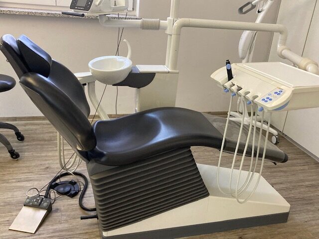 Behandlungseinheit Sirona C8+ mit exklusivem Trayschwenkarm | 328184 Behandlungseinheit Sirona C8+ mit exklusivem Trayschwenkarm | 328184