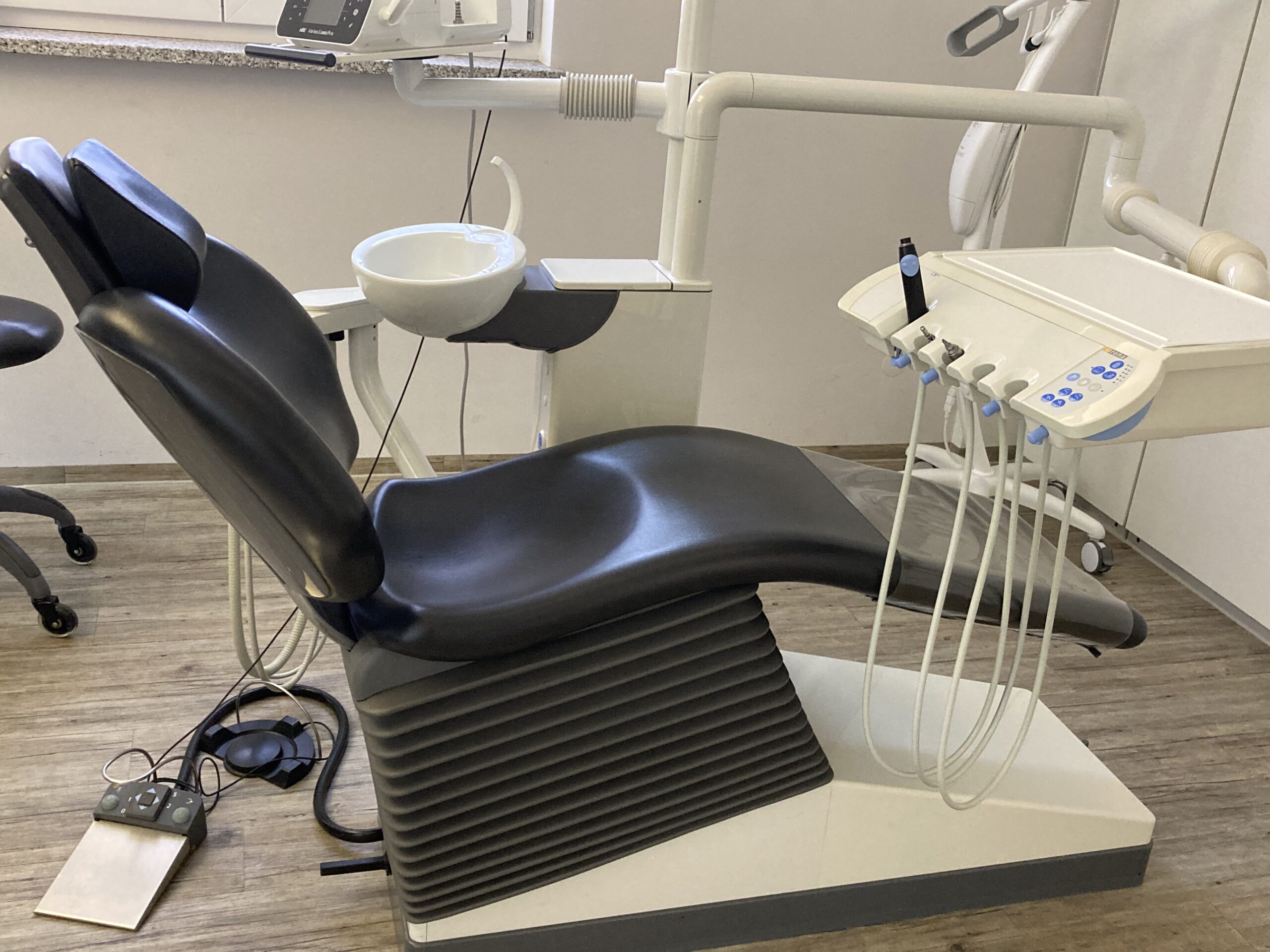 Behandlungseinheit Sirona C8+ mit exklusivem Trayschwenkarm | 328181 Behandlungseinheit Sirona C8+ mit exklusivem Trayschwenkarm | 328181
