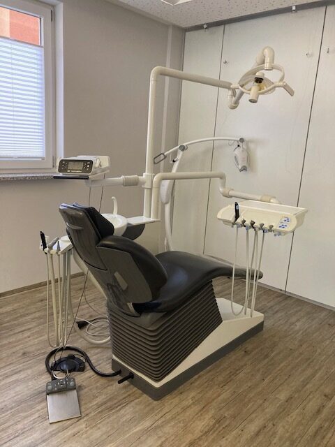 Behandlungseinheit Sirona C8+ mit exklusivem Trayschwenkarm | 328183 Behandlungseinheit Sirona C8+ mit exklusivem Trayschwenkarm | 328183