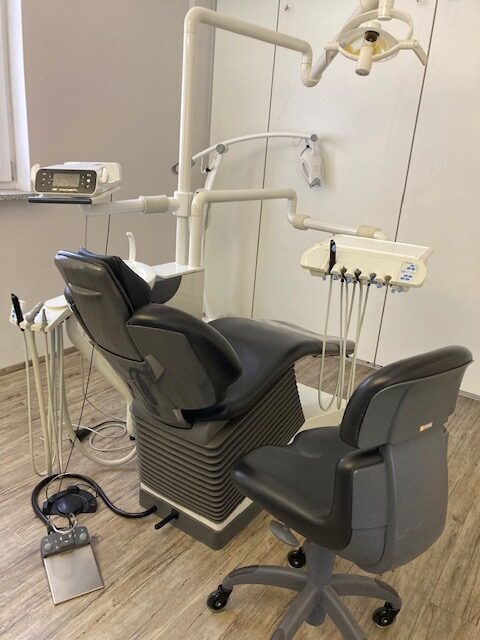 Behandlungseinheit Sirona C8+ mit exklusivem Trayschwenkarm | 328185 Behandlungseinheit Sirona C8+ mit exklusivem Trayschwenkarm | 328185