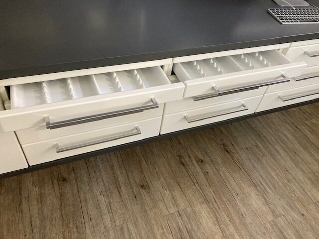 Design-Behandlungszeile/ Schrankzeile wandhängend + Oberschrank für Material | 328166 Design-Behandlungszeile/ Schrankzeile wandhängend + Oberschrank für Material | 328166
