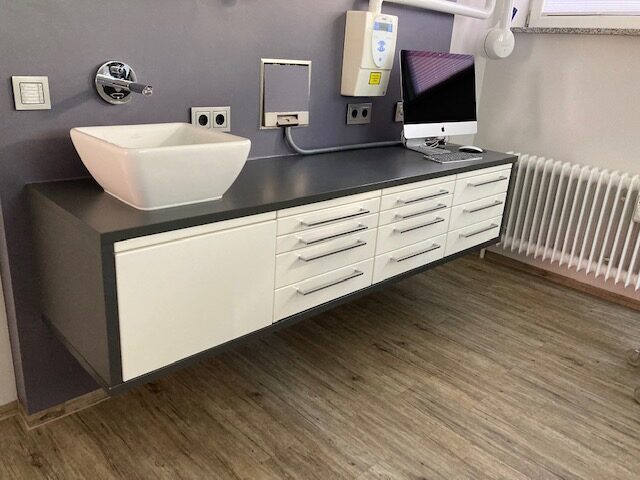 Design-Behandlungszeile/ Schrankzeile wandhängend + Oberschrank für Material | 328167 Design-Behandlungszeile/ Schrankzeile wandhängend + Oberschrank für Material | 328167