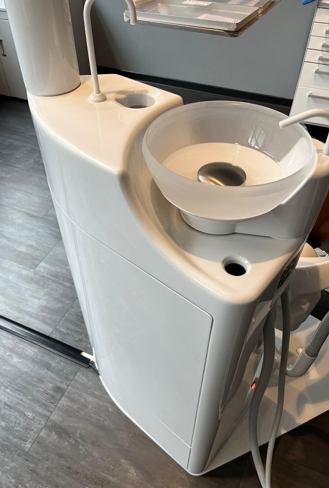 Airel-Quetin K2 Evo.2 Schwenktisch – Dental Behandlungseinheit mit elektrisch bedientem Stuhl und flexiblem Kopfstütze | 329650 Airel-Quetin K2 Evo.2 Schwenktisch – Dental Behandlungseinheit mit elektrisch bedientem Stuhl und flexiblem Kopfstütze | 329650
