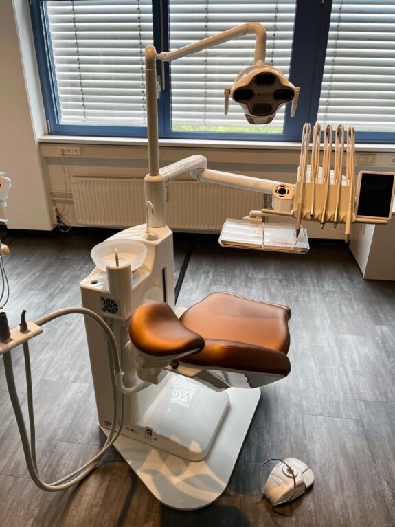 Airel-Quetin K2 Evo.2 Schwenktisch – Dental Behandlungseinheit mit elektrisch bedientem Stuhl und flexiblem Kopfstütze | 329648