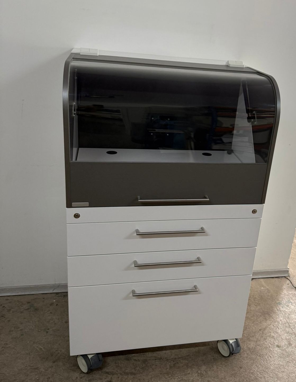 Freuding CAD CAM Geräteschrank auf Rollen für Sirona Cerec MC XL-Schleifeinheit | 331232 Freuding CAD CAM Geräteschrank auf Rollen für Sirona Cerec MC XL-Schleifeinheit | 331232
