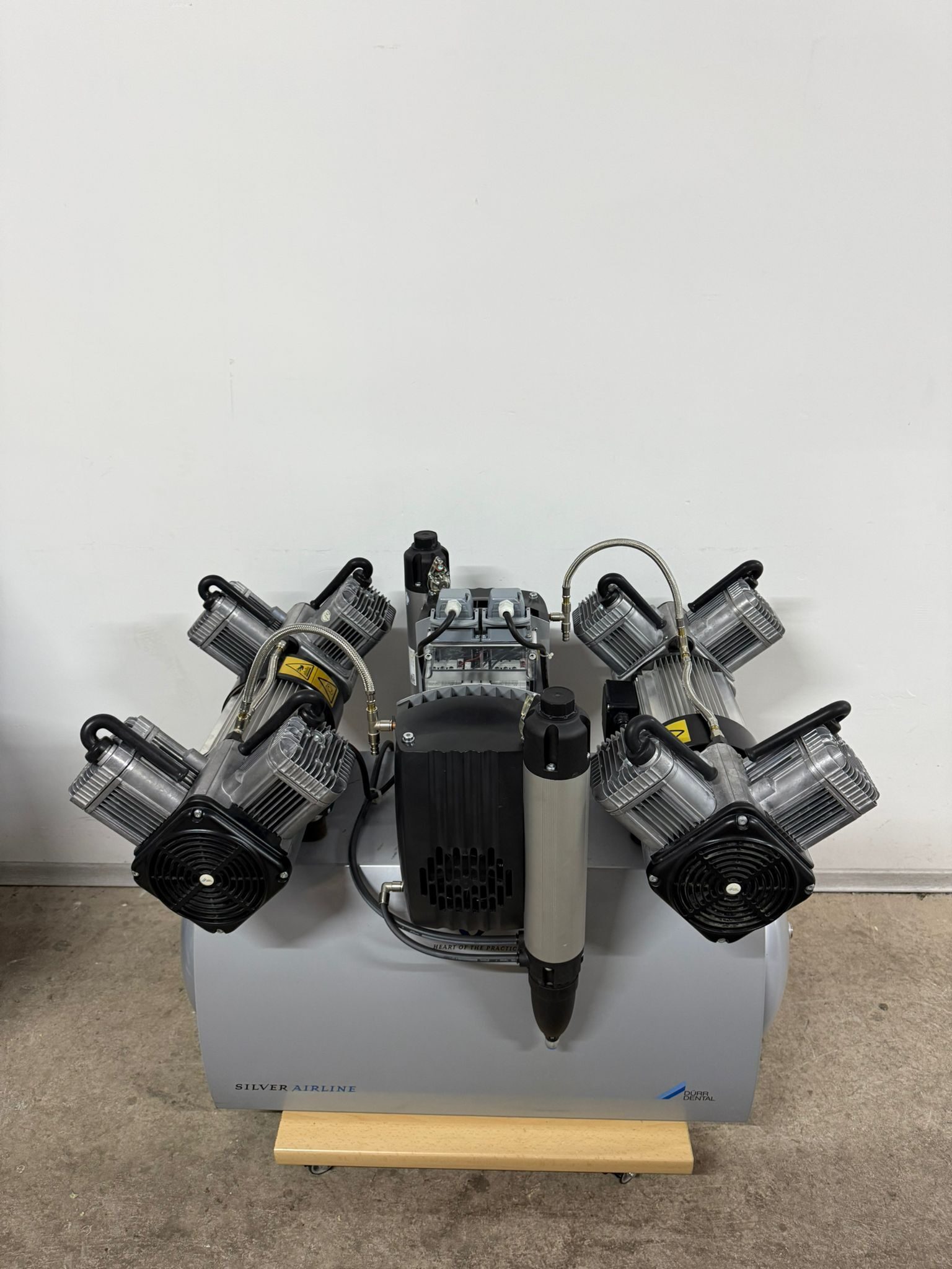 Dürr Dental Quattro Tandem Kompressor 4682-51 Silver Airline 8 Zylinder Membrantrocknung | 331252 Dürr Dental Quattro Tandem Kompressor 4682-51 Silver Airline 8 Zylinder Membrantrocknung | 331252