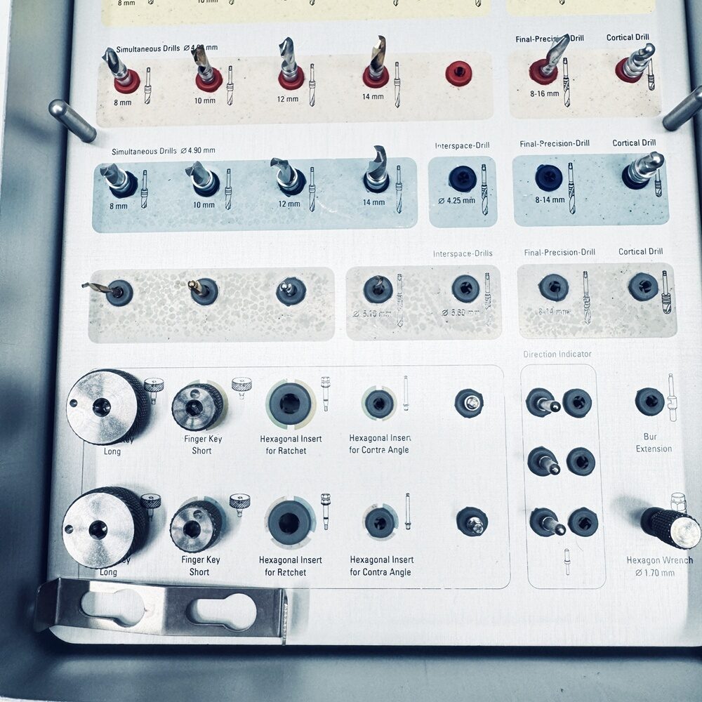 SybronEndo Oraltronics Pitt Easy Bio Oss OP Chirurgie Tray mit Inhalt gebraucht | 331544 SybronEndo Oraltronics Pitt Easy Bio Oss OP Chirurgie Tray mit Inhalt gebraucht | 331544