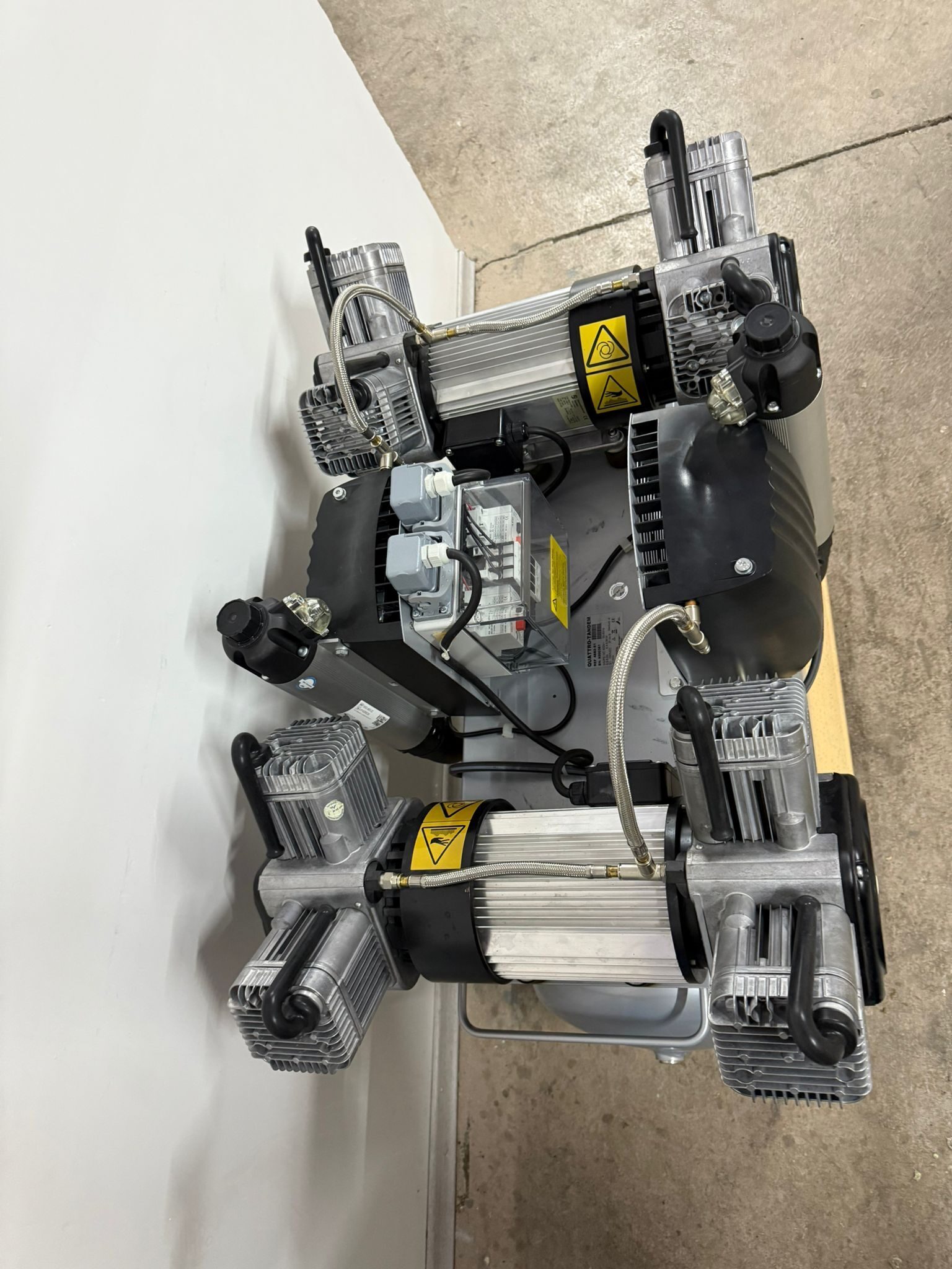 Dürr Dental Quattro Tandem Kompressor 4682-51 Silver Airline 8 Zylinder Membrantrocknung | 331254 Dürr Dental Quattro Tandem Kompressor 4682-51 Silver Airline 8 Zylinder Membrantrocknung | 331254