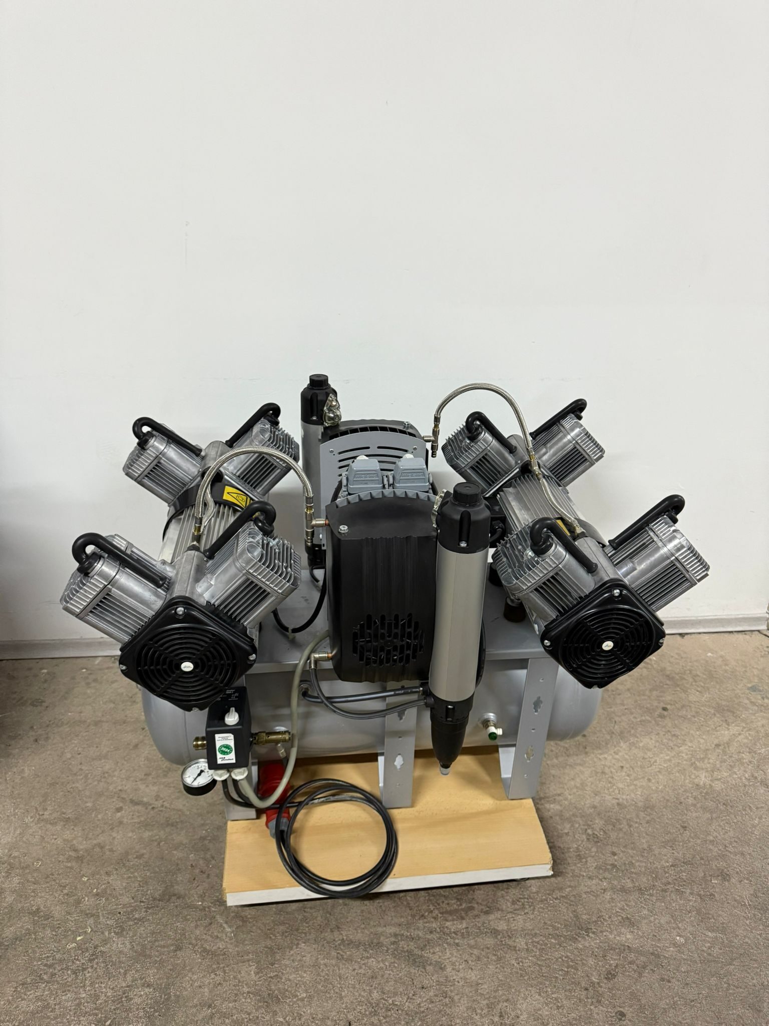 Dürr Dental Quattro Tandem Kompressor 4682-51 Silver Airline 8 Zylinder Membrantrocknung | 331255 Dürr Dental Quattro Tandem Kompressor 4682-51 Silver Airline 8 Zylinder Membrantrocknung | 331255