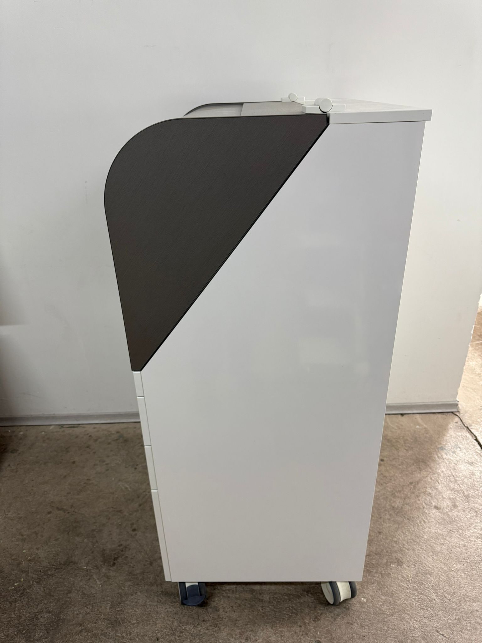 Freuding CAD CAM Geräteschrank auf Rollen für Sirona Cerec MC XL-Schleifeinheit | 331237 Freuding CAD CAM Geräteschrank auf Rollen für Sirona Cerec MC XL-Schleifeinheit | 331237