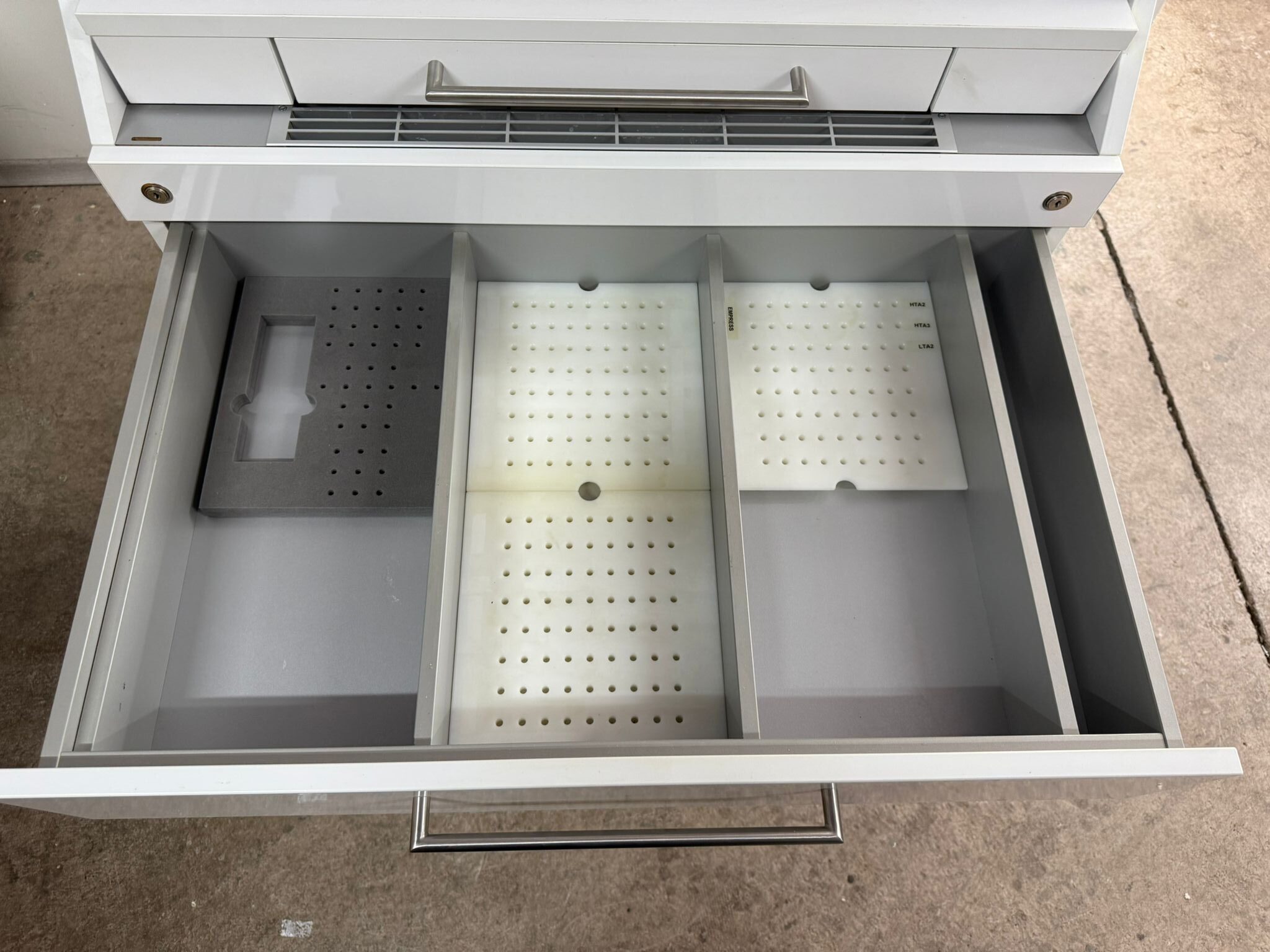 Freuding CAD CAM Geräteschrank auf Rollen für Sirona Cerec MC XL-Schleifeinheit | 331238 Freuding CAD CAM Geräteschrank auf Rollen für Sirona Cerec MC XL-Schleifeinheit | 331238