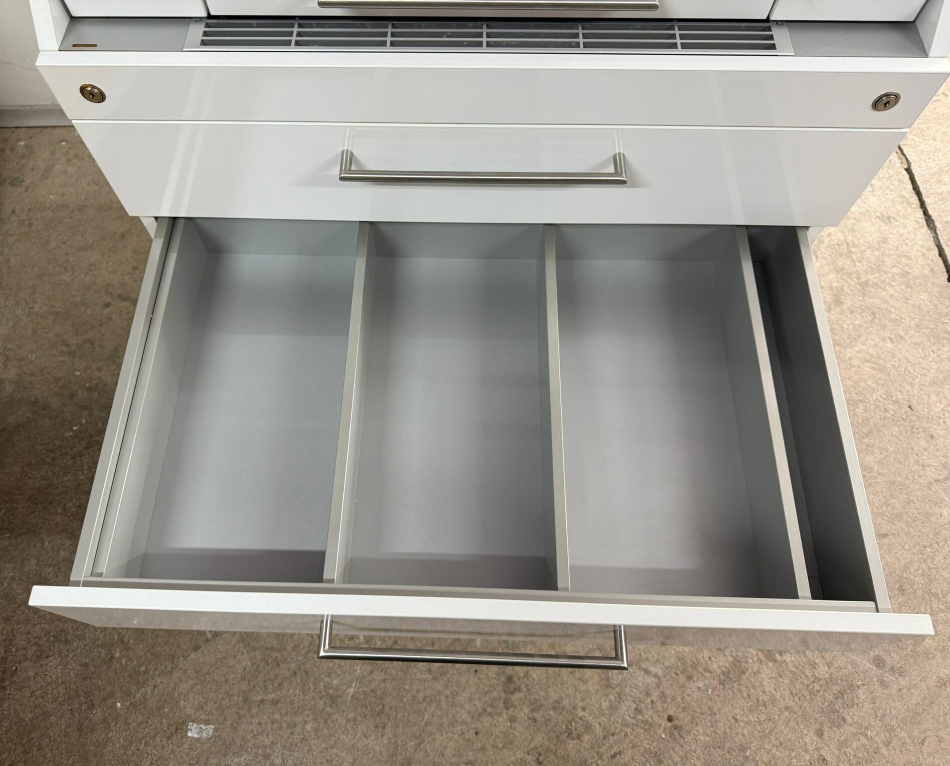 Freuding CAD CAM Geräteschrank auf Rollen für Sirona Cerec MC XL-Schleifeinheit | 331239 Freuding CAD CAM Geräteschrank auf Rollen für Sirona Cerec MC XL-Schleifeinheit | 331239