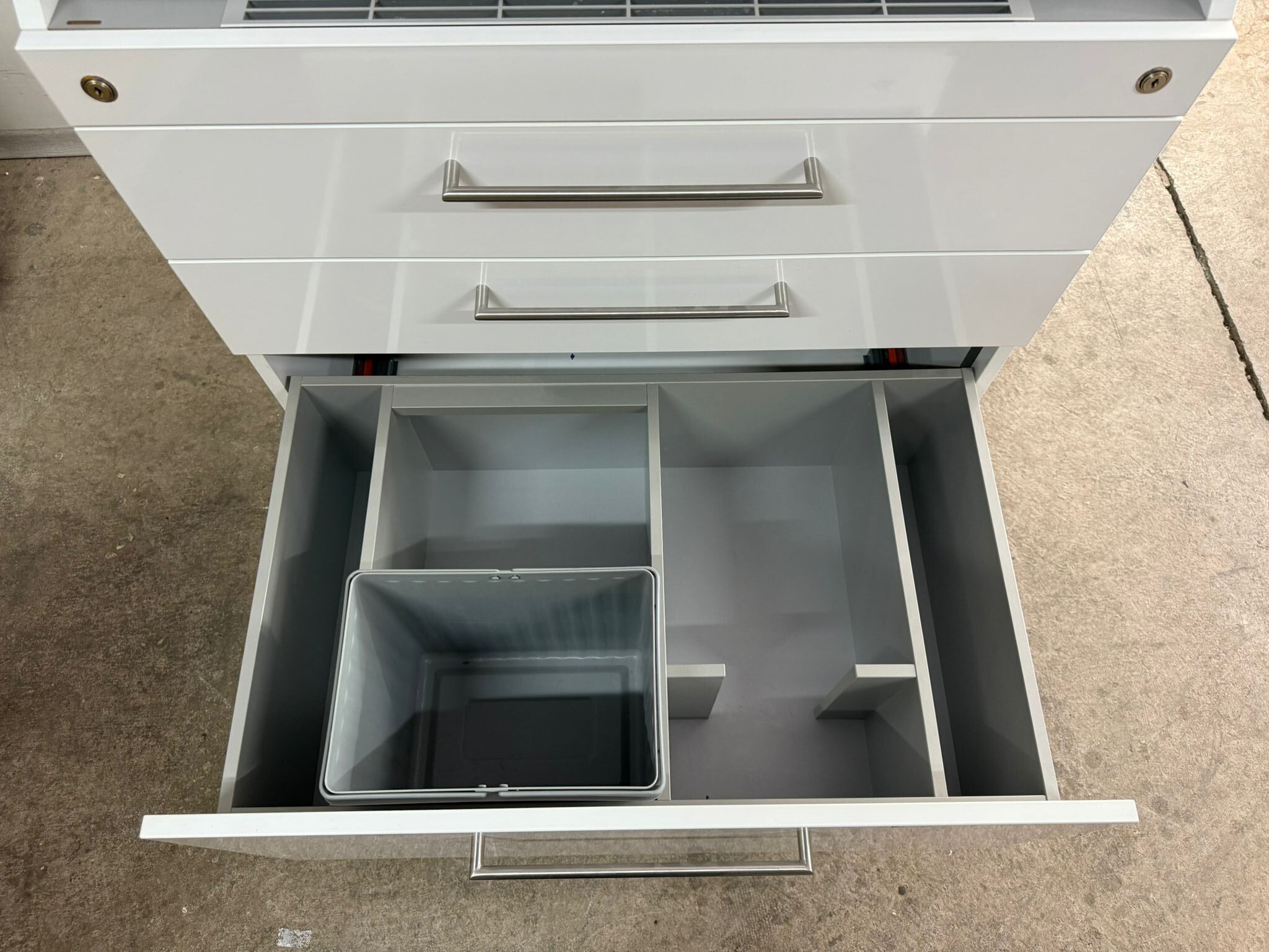 Freuding CAD CAM Geräteschrank auf Rollen für Sirona Cerec MC XL-Schleifeinheit | 331240 Freuding CAD CAM Geräteschrank auf Rollen für Sirona Cerec MC XL-Schleifeinheit | 331240